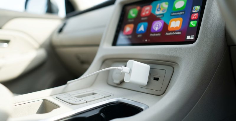 AI Box für das Auto mit Kabel an der Mittelkonsole, Touchscreen zeigt ein App-Raster