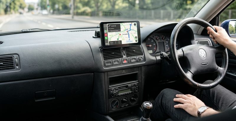 Autoradio mit CarPlay nachrüsten: Aufsetz-Display auf dem Armaturenbrett eines hellen Innenraums