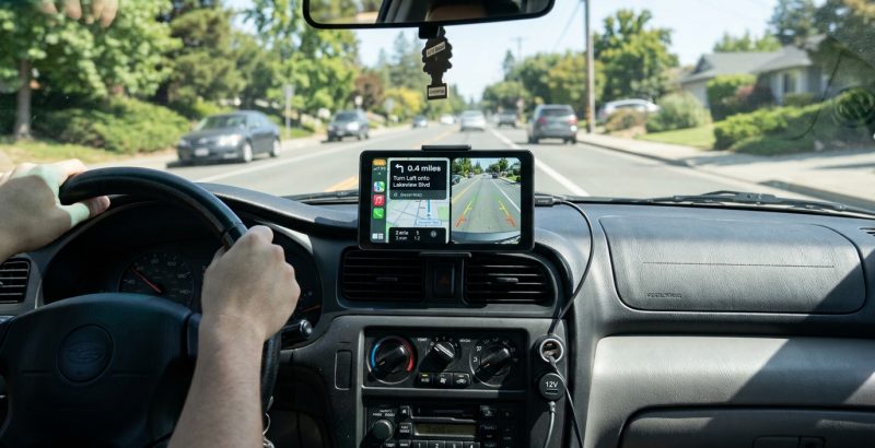 Tragbares CarPlay Display mit Rückfahrkamera auf dem Armaturenbrett eines Autos